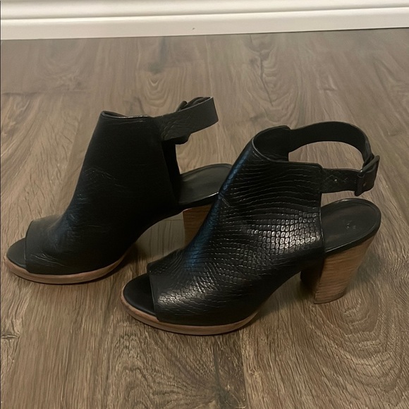 Women’s Ugg Black Textured Peep Toe 3.5 Inch Heeled Sandals, Size 7 - Picture 1 of 7